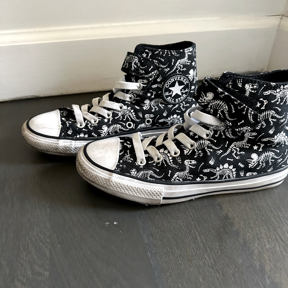 Dinosaur skeleton converse. Boys sz 2
